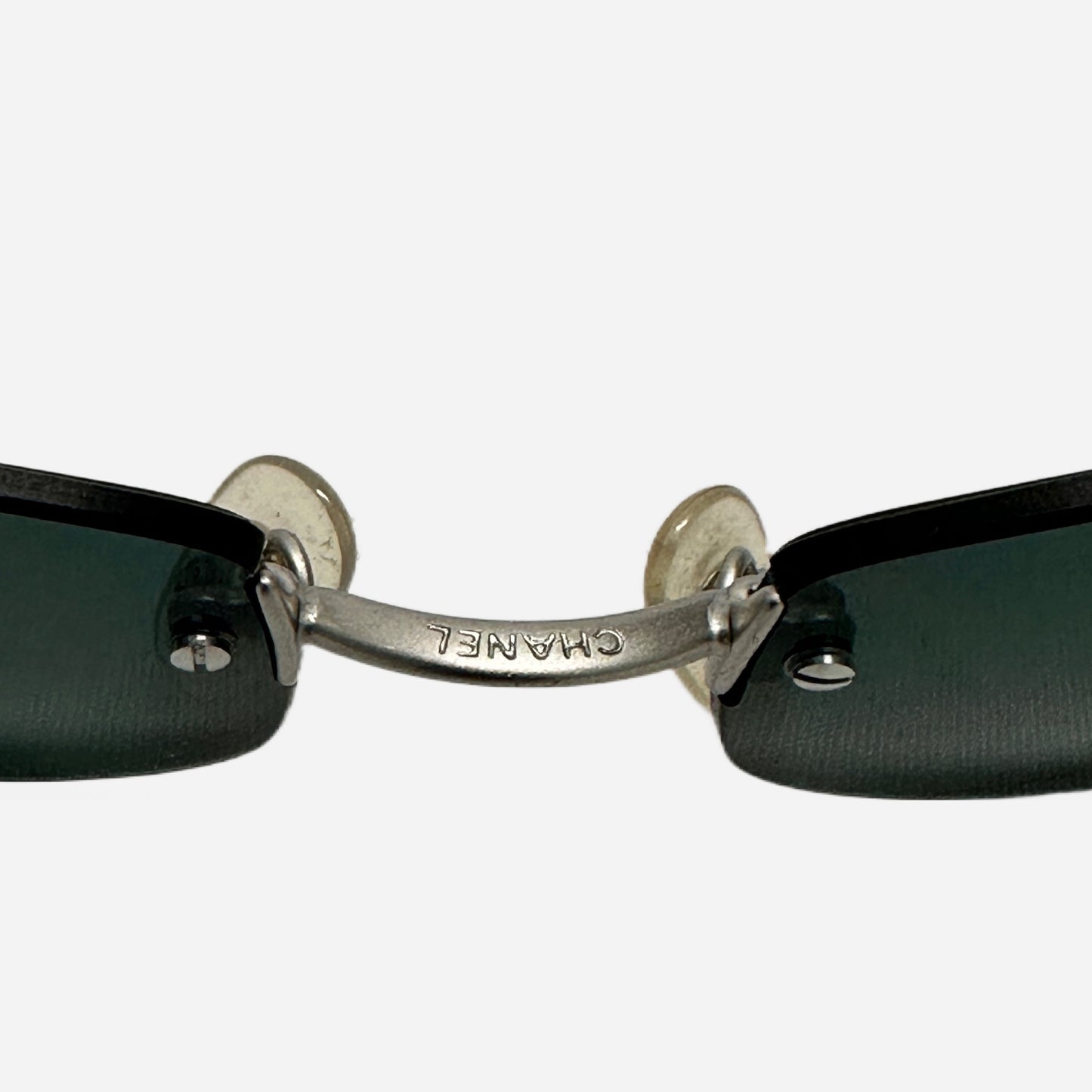 The-Seekers-Vintage-Coco-Chanel-Sunglasses-Sonnenbrille-Rahmenlos-4002-nose-bridge-logo-chanel