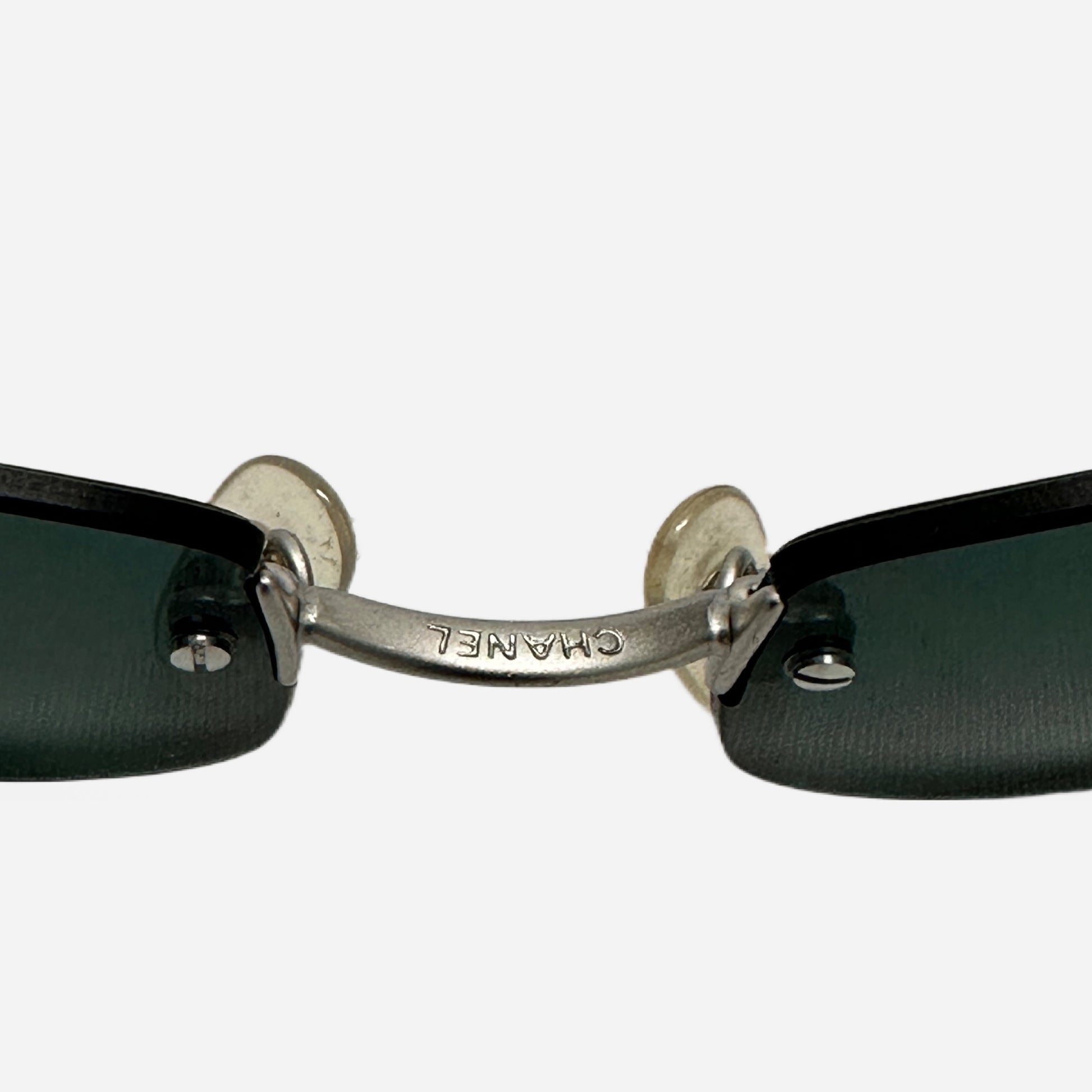 The-Seekers-Vintage-Coco-Chanel-Sunglasses-Sonnenbrille-Rahmenlos-4002-nose-bridge-logo-chanel