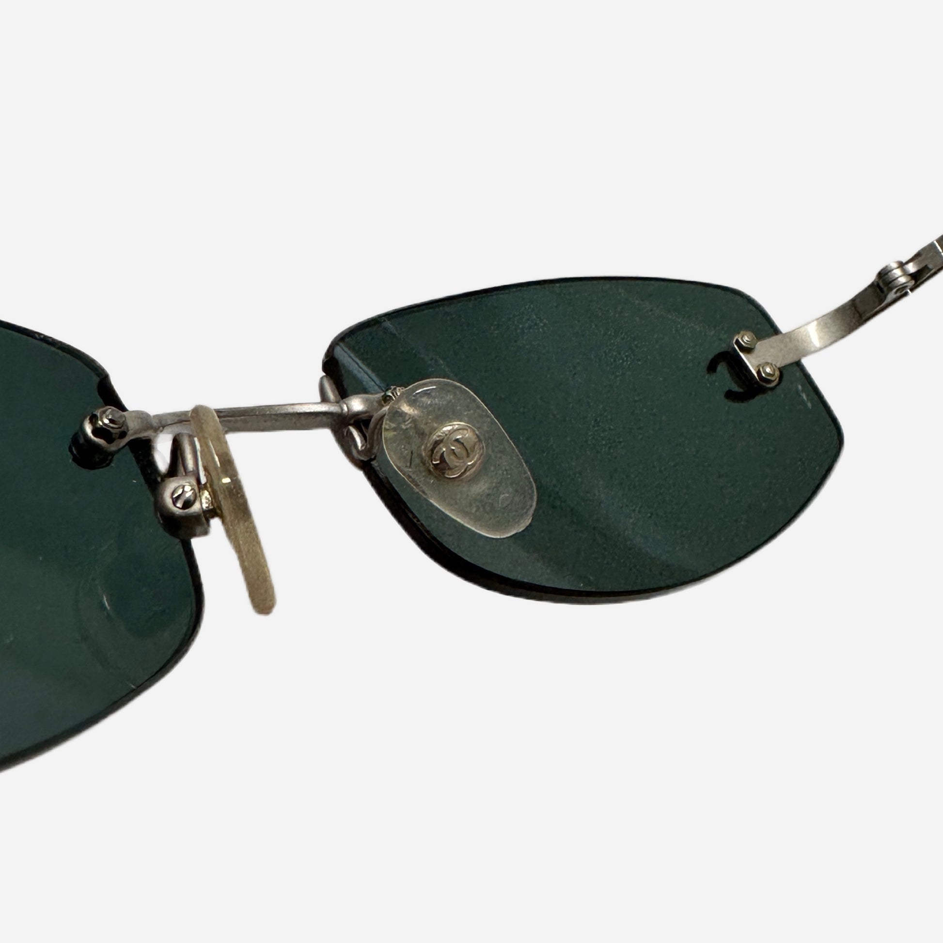 The-Seekers-Vintage-Coco-Chanel-Sunglasses-Sonnenbrille-Rahmenlos-4002-nose