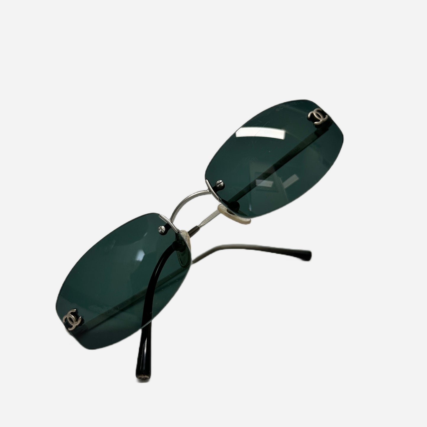 The-Seekers-Vintage-Coco-Chanel-Sunglasses-Sonnenbrille-Rahmenlos-4002-standing