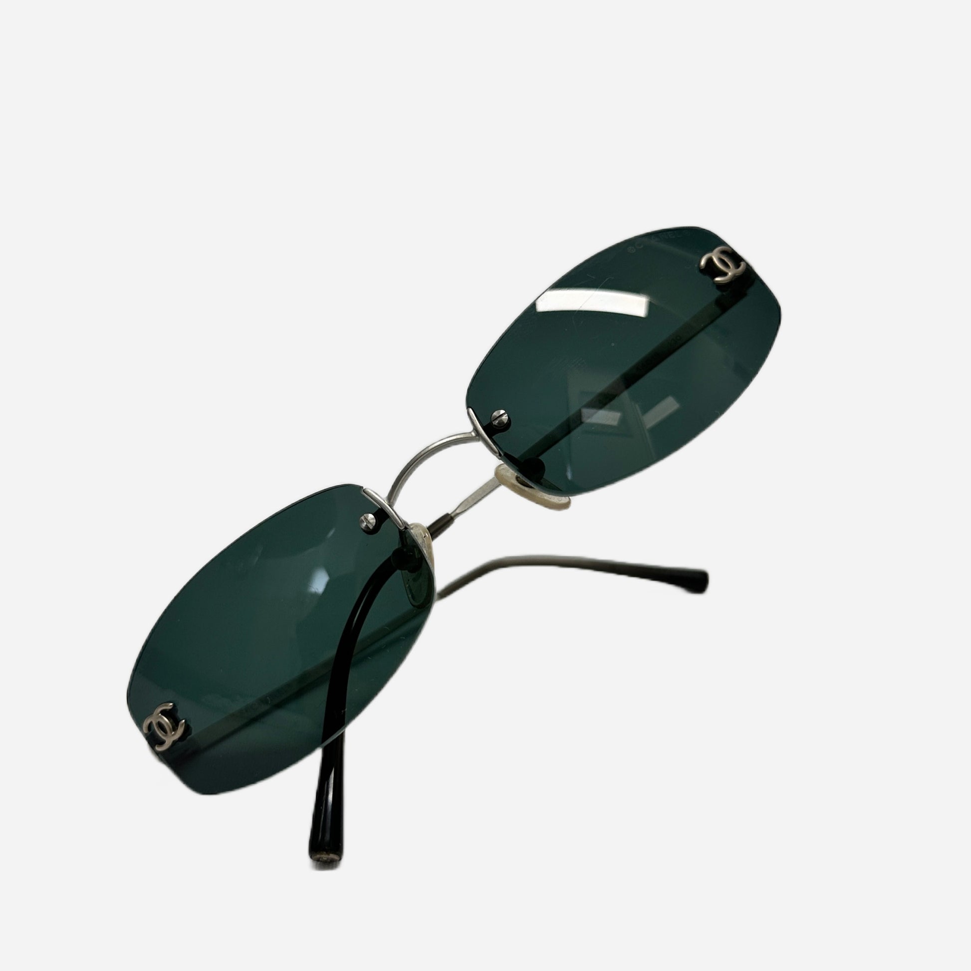 The-Seekers-Vintage-Coco-Chanel-Sunglasses-Sonnenbrille-Rahmenlos-4002-standing